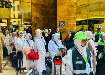 JEMAAH haji Malaysia mula bergerak dengan menaiki bas menuju ke Arafah.