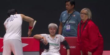 TOH Ee Wei (tengah) menahan kesakitan akibat mengalami kecederaan lututnya ketika beraksi perlawanan suku akhir Terbuka Singapura di Kallang. - TANGKAP LAYAR BWF