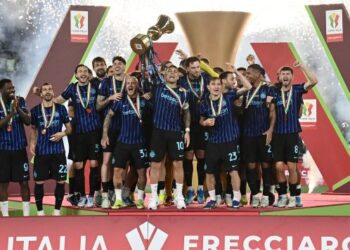 Pemain Inter Milan meraikan kejayaan menjuarai Piala Itali selepas memenangi perlawanan terakhir mereka menentang Lazio Rome di Stadium Olimpik, Rome, semalam. - AFP