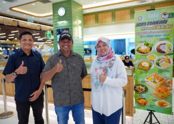 FARID Hamidin (kiri) bersama Pengarah syarikat, Rahim Sepahtu (tengah) dan Hani Omas ketika ditemui Nexbyte mengenai pensijilan halal premis berkenaan di Kuala Lumpur baru-baru ini. UTUSAN/SADDAM YUSOFF
