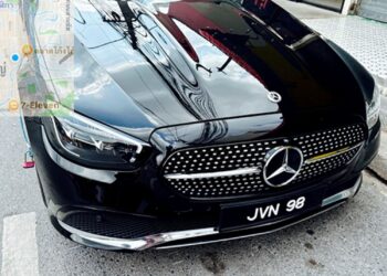 KERETA milik rakyat Malaysia yang bertindak merosakkan kunci tayar milik polis trafik selepas meletakkan keretanya di zon larangan parking di persimpangan Jalan Kong Khong dan Jalan Prachathipat, Hat Yai, Thailand, baru-baru ini.