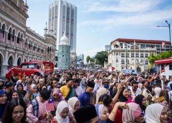 Sebahagian peserta mengenakan pakaian tradisional dan kain sarong di Dataran Merdeka dalam program Keretapi Sarong sempena Sambutan Hari Malaysia pada  16 September 2023.