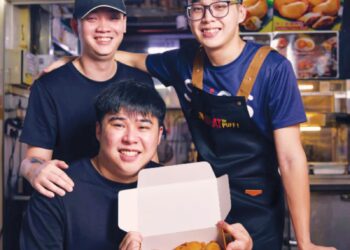TIGA usahawan menjadikan karipap menjadi bisnes yang menguntungkan. - What The Puff