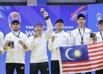 Skuad kuadran dibarisi Muhammad Afifuddin Mohd Razali, Muhammad Shahalri Aiman Halim, Muhammad Fetri Mohd Halim, Amirul Zazwan Amir dan Aidil Aiman Azwawi muncul juara  pada perlawanan akhir di Stadium Titiwangsa, kelmarin. - UTUSAN/SHIDDIEQIIN ZON