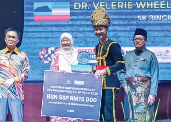 FADHLINA Sidek menyampaikan Anugerah Khas Menteri Pendidikan
kepada Dr. Velerie Wheelervon Primus pada Majlis Anugerah Hari Guru
Peringkat Kebangsaan Kali Ke-55 di Ipoh, Perak, semalam.