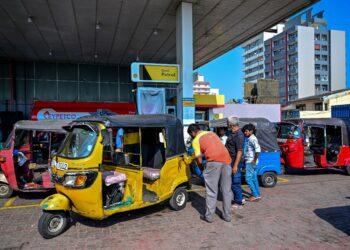 HARGA petrol dinaikkan kerana mengikut pelan IMF. - AFP