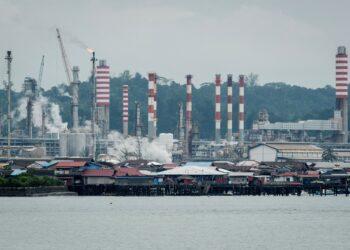 GAMBAR fail sebuah loji minyak di Balikpapan, Kalimantan Timur. - AFP
