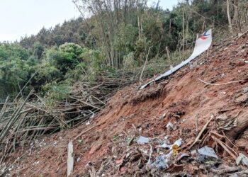 GAMBAR fail serpihan pesawat China Eastern Airlines di kawasan pergunungan wilayah Guangxi. - AFP