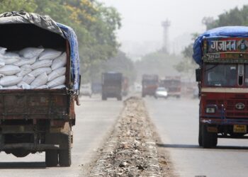 GAMBAR fail sebuah lori membawa sejumlah guni gula di Mumbai. - AFP