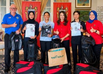TUNKU Puteri Jawahir Tuanku Ja’afar (tiga dari kanan), Kapten Pasukan Surimah Ismail (kanan) dan Jurulatih Fergal (kiri) bersama Nur Diana Shafiqah Abdullah (dua dari kiri), Amberly Ziara Zamri (tiga dari kiri) dan Nur Batrisyia Balqis Abdul Ghani yang akan mewakili Malaysia pada Kejohanan Piala Queen Sirikit ke-46 yang akan berlangsung di Sentul Highlands Golf Club, Indonesia dari 12 hingga 15 Mei ini.