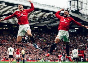 MATHEUS Cunha (kanan) dan Benjamin Sesko melompat tinggi meraikan gol pertama Manchester United ketika menentang Liverpool di Old Trafford, malam tadi.-IHSAN FB MAN UNITED