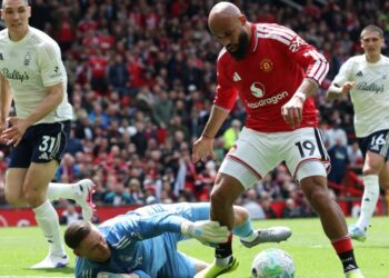 Penyerang Manchester United, Bryan Mbeumo (kanan) mengawal bola daripada dirampas penjaga gol Nottingham Forest, Matz Sels dalam saingan Liga Perdana Inggeris di Old Trafford, semalam. - AFP