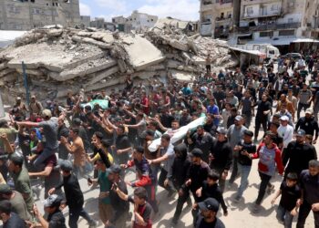JENAZAH Ezzedine Al-Haddad yang terbunuh dalam serangan Israel dibawa untuk dikebumi  di Bandar Gaza semalam. - AFP