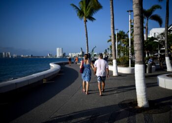 GAMBAR fail dua pelancong asing di Puerto Vallarta, Mexico. - AFP