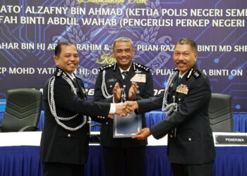 ALZAFNY Ahmad (tengah) menyaksikan penyerahan dokumen serah tugas antara Azahar Abdul Rahim (kiri) dan Mohd. Yatim Osman pada majlis Serah Terima Tugas Ketua Polis Daerah Seremban di Ibu Pejabat Polis Daerah Seremban di Seremban hari ini.