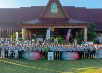 PARA peserta bergambar sebelum melakukan tee off di A’Famosa Golf Resort, Alor Gajah, Melaka, baru-baru ini.