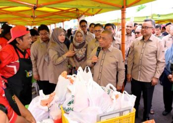 SAARANI Mohamad ketika melawat Pasar Sejahtera Rakyat Perak selepas melancarkannya di Parit Buntar, Perak, semalam.