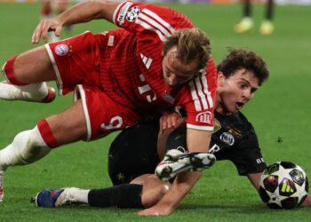 Penyerang Bayern Munich, Harry Kane (kiri) diasak pemain tengah Paris Saint-Germain (PSG), Joao Pedro dalam aksi separuh akhir kedua Liga Juara-Juara di Munich, semalam. - AFP
