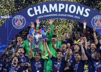 Pemain-pemain Paris Saint-Germain  menjulang trofi Liga Juara-Juara selepas  menewaskan Arsenal 4-3 menerusi penentuan sepakan penalti dalam aksi final di Puskas Arena, Budapest, semalam. - AFP