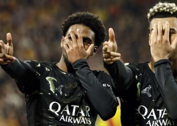 Pemain Paris Saint-Germain (PSG), Ibrahim Mbaye (kiri) dan Desire Doue merikan jaingan gol dalam aksi Ligue 1 menentang RC Lens di Stade Bollaert-Deleli, semalam. - AFP