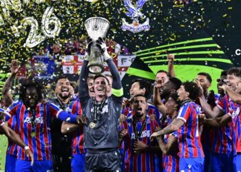 Penjaga gol Crystal Palace, Dean Henderson menjulang trofi Liga Konferens selepas dinobatkan juara menewaskan Rayo Vallecano dalam aksi final di Leipzig, Jerman, semalam. - AFP