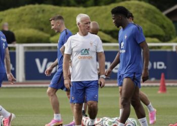 Didier Deschamps (tengah) mengendalikan skuad kebangsaan Perancis yang mula menjalani latihan pusat di Clairefontaine-en-Yvelines sebagai persiapan ke Piala Dunia 2026. - AFP