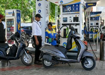 HARGA petrol naik buat kali ketiga dalam tempoh 10 hari di India. - AFP