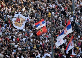 PULUHAN ribu penunjuk perasaan di tengah Belgrade semalam. - AFP