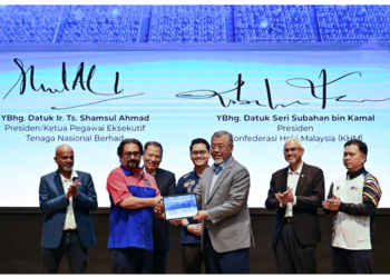 Presiden/Ketua Pegawai Eksekutif TNB, Datuk Ir. Ts. Shamsul Ahmad, bersalaman dengan 
Presiden KHM, Dato’ Sri Subahan Bin Kamal sebagai simbolik pada Majlis Menandatangani 
Perjanjian (MOA) Penajaan antara TNB dan KHM yang berlangsung di sini, hari ini.