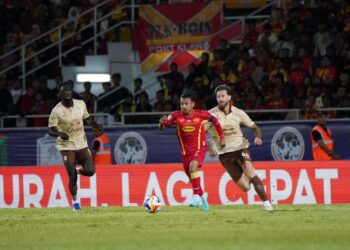FAISAL Halim berjaya melepasi kawalan pertahanan Buriram United dalam aksi final pertama Kejuaraan ACC 2025/26 di Stadium Majlis Bandaraya Petaling Jaya, malam ini.-UTUSAN/ISKANDAR ISHAK