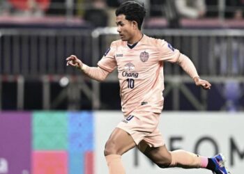 Selangor FC perlu memberi perhatian terhadap penyerang Buriram United, Suphanat Mueanta dalam pertemuan final kedua Kejuaraan Kelab ASEAN (ACC) 2026 menentang Buriram United di Stadium Chang Arena, Thailand, esok. - AFP