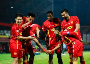 PEMAIN-Pemain Selangor meraikan jaringan ketika menentang Nam Dinh pada perlawanan separuh akhir pertama Kejuaraan Kelab ASEAN (ACC) 2025/26, di Stadium Majlis Bandaraya Petaling Jaya, di sini hari ini.-UTUSAN/SHIDDIEQIIN ZON