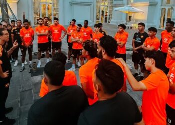 KIM Pan Gon bersama skuad Selangor FC menjelang aksi separuh akhir kedua Kejuaraan Kelab ASEAN (ACC) menentang Nam Dinh di Stadium Thien Truong, malam ini. - IHSAN SELANGOR FC