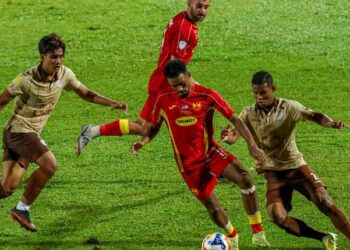 Pemain Selangor FC, Alvin Fortes (tengah) diasak pemain Buriram United, Sasalak Haiprakhon (kanan) dalam aksi final pertama di Stadium MBPJ, kelmarin. - UTUSAN/ISKANDAR ISHAK