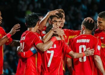 Pemain-pemain Selangor meraikan jaringan gol Syahir Bashah (tengah) untuk mengikat agregat 1-1 dengan Buriram sebelum tuan rumah menyumbat dua gol untuk mengesahkan kemenangan 2-1 dan kesudahan agregat 3-1 di Arena Chang, kelmarin. - IHSAN SELANGOR FC
