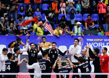 PASUKAN Malaysia meraikan kemenangan selepas menewaskan pasukan Myanmar dengan keputusan 3-0 dalam acara sepaktakraw Regu Berkumpulan pada Kejohanan Piala Dunia Sepaktakraw TM ISTAF 2026 di Stadium Titiwangsa di sini, semalam. - UTUSAN/SHIDDIEQIIN ZON