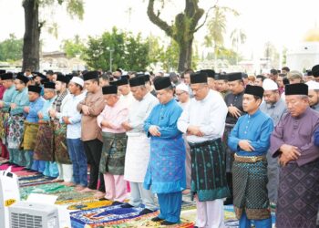 TUANKU Syed Faizuddin Putra Jamalullail menunaikan solat sunat Aidiladha di Dataran Istiadat Istana Arau, semalam.