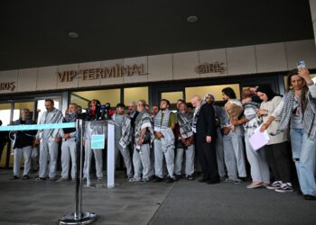 AKTIVIS flotilla berhimpun di terminal Lapangan Terbang Istanbul. - AFP