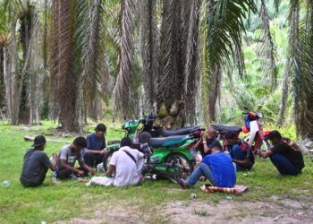 SEBAHAGIAN penagih menunggu giliran untuk diambil sampel darah bagi mengenal pasti penyakit yang dihidapi.