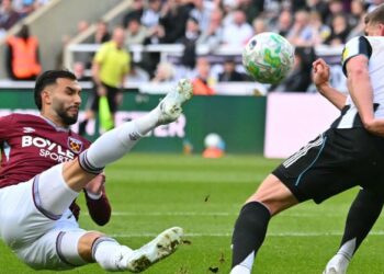 Penyerang West Ham United, Taty Castellanos (kiri) merembat bola sambil dihalang pemain pertahanan Newcastle United,  Sven Botman dalam saingan Liga Perdana Inggeris di St James' Park, semalam. - AFP