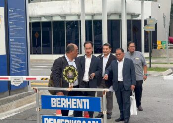RAFIZI Ramli ditemui media selepas selesai beri keterangan di Ibu Pejabat SPRM di sini, hari ini.