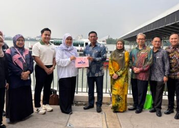 BADRUL Hisham Alias (tengah) semasa Majlis Temu Mesra Pengurusan JPN Bersama Media di Putrajaya.