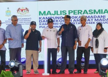 MOHAMAD Sabu (tengah) ketika merasmikan program Kampung Angkat Madani (KAM) dan Sekolah Angkat Madani (SAM) di Dewan MPKK Kampung Guar Petai, Tasek Gelugor, Pulau Pinang.-UTUSAN/DANIAL SAAD
