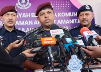 AYOB Khan Mydin Pitchay (tengah) ketika ditemui pemberita selepas merasmikan Karnival Pencegahan Jenayah Bersama Komuniti & Majlis Peluncuran Taman Angkat Amanita Kontinjen Pulau Pinang di padang kawad USM, Pulau Pinang.-UTUSAN/DANIAL SAAD