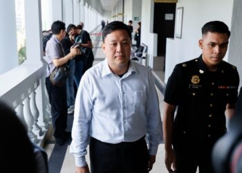 EDMUND Teoh Kheng Yaik hadir ke Mahkamah Sesyen Kuala Lumpur hari ini bagi didakwa atas pertuduhan menipun dan menerima rasuah sebanyak RM500,000.-UTUSAN/SHIDDIEQIIN ZON