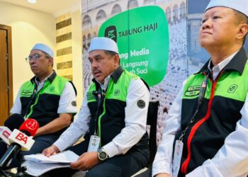 MOHD. Hisham Harun (tengah) dalam sidang akhbar mingguan operasi haji di Pejabat Tabung Haji Mekah