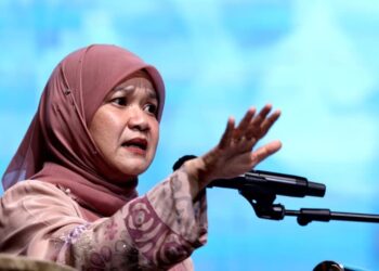 FADHLINA Sidek berucap pada Program MyLesen B2 Sekolah di Austin International Convention Centre (AICC), Taman Mount Austin, Johor Bahru, hari ini. - UTUSAN/RAJA JAAFAR ALI