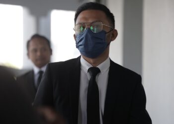 MUHAMMAD Fathi Na'im Mazlam hadir untuk mendengar keputusan kes di Mahkamah Sesyen, Kuala Lumpur hari ini.