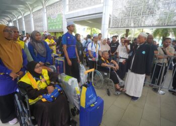 MD. Daud  Che Ngah menghantar seramai 124 jemaah Andalusia kumpulan terakhir sewa khas Tabung Haji untuk berlepas ke Tanah Suci menerusi penerbangan Saudia Airlines pada pukul 5.30 petang ini di Sepang, Selangor.