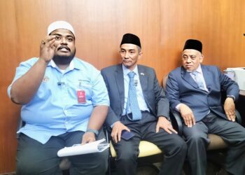 MUHAMMAD Hafiz Alias (kiri) bersama Mohd. Yusni Mat Piah (tengah) dan Muhammad Fauzi Yusoff (kanan) ketika sidang akhbar mengenai isu zakat di Bangunan DUN Pulau Pinang di George Town, Pulau Pinang, hari ini.-UTUSAN/SAFINA RAMLI
